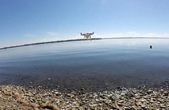 城會玩！加拿大男子成功用無人機釣到魚