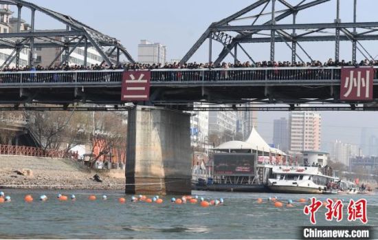 圖為活動現(xiàn)場冬泳愛好者表演“漂游”。　楊艷敏 攝