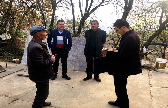 武山縣紀監(jiān)委干部督查扶貧資金到位情況.jpg
