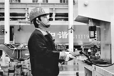 蘭州：寒夜黃河邊，他一把拉出落水大學(xué)生