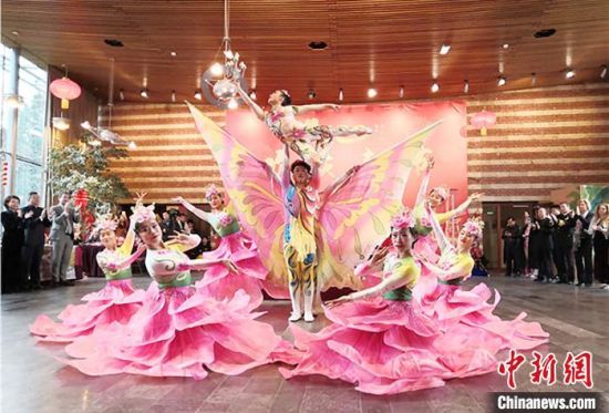 圖為雜技演員通過精湛的技藝贏得了滿堂喝彩?！「拭C省文化和旅游廳網(wǎng)站 攝