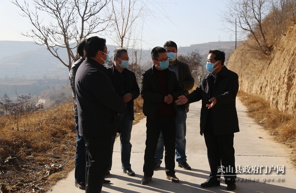 索鴻賓在鴛鴦、樺林鎮(zhèn)檢查指導(dǎo)疫情防控和脫貧攻堅(jiān)等工作