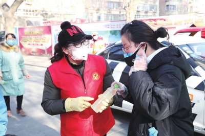 用點(diǎn)滴善舉筑就強(qiáng)大正能量 蘭州市各級道德模范、蘭州好人齊心援助抗擊疫情一線