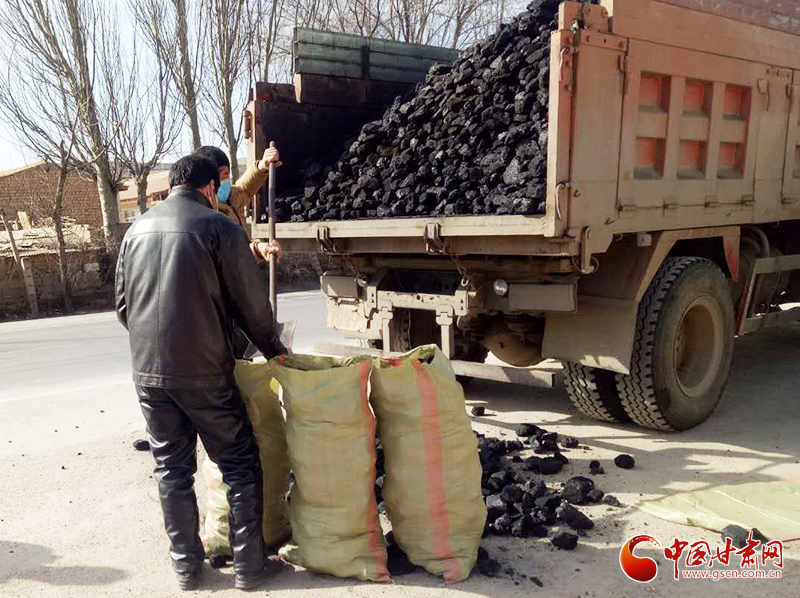 【甘肅全民戰(zhàn)“疫”】雪中送炭！會寧一企業(yè)為基層防控點捐贈10噸愛心煤（圖）