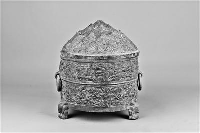 平?jīng)霾┥缴w神獸紋銅樽，東漢人向往過(guò)上神仙生活的印跡