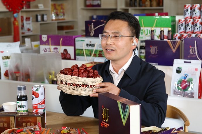 “縣長(zhǎng)直播天團(tuán)”唱響“甘貨春之聲”，售出近30種甘貨1萬(wàn)余件 開(kāi)進(jìn)直播間的網(wǎng)絡(luò)扶貧博覽會(huì)，受百萬(wàn)網(wǎng)友點(diǎn)贊 