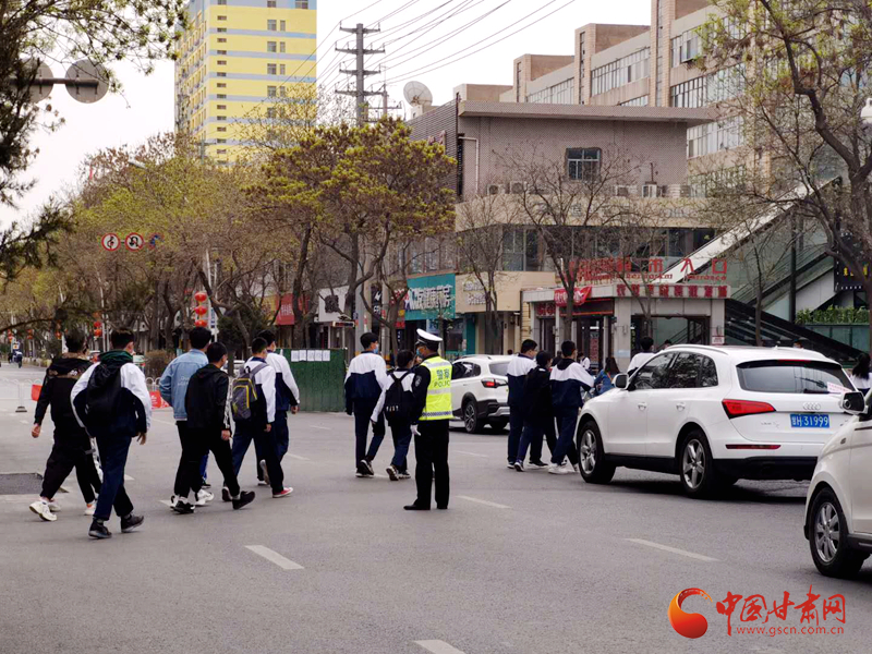 保駕護(hù)航！涼州公安交警“護(hù)學(xué)崗” 撐起“平安傘”