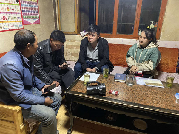 圖為木耳鎮(zhèn)紀(jì)檢干事盧建民（左三）連夜在多壩村多壩組奚連德家中了解受災(zāi)情況，排查安全隱患，并宣傳發(fā)生次生災(zāi)害的相關(guān)知識。_副本.jpg