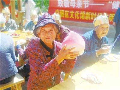 母親節(jié)，白銀“花村”擺了一場(chǎng)“敬老宴”
