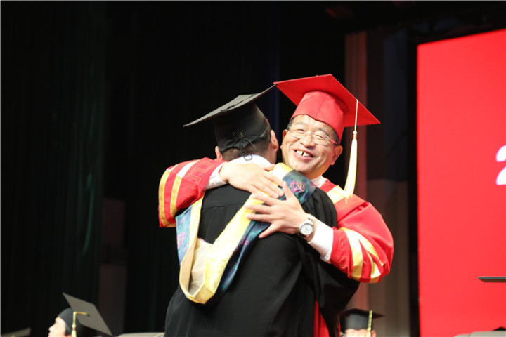 17分鐘14次掌聲！隴東學院院長辛剛國這樣深情寄語畢業(yè)生