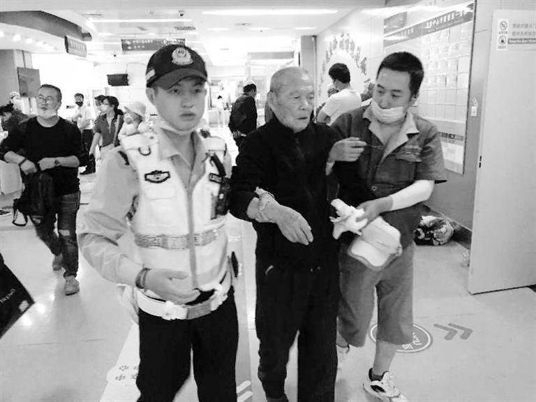 蘭州街頭最美的一次逆行！耄耋老人摔倒街頭 交警的哥合力救助3分鐘