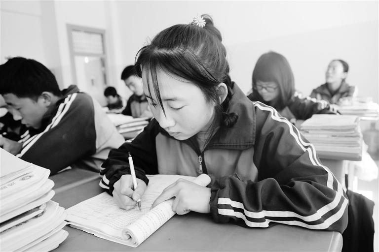 慶陽環(huán)縣這名小姑娘，柔弱肩膀撐起一個(gè)大家庭