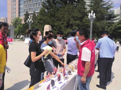 傳授歸類要點和常識——蘭州市西固區(qū)多部門聯(lián)動進(jìn)行垃圾分類宣傳