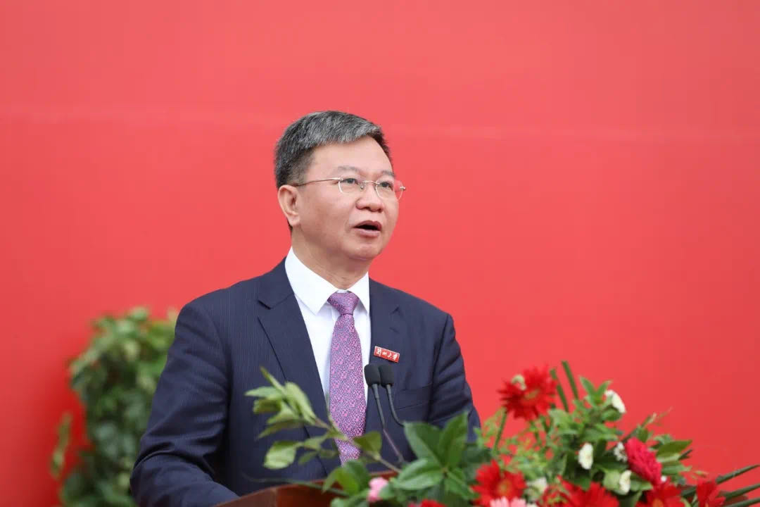 蘭州大學(xué)校長嚴(yán)純?nèi)A寄語2020屆本科畢業(yè)生：做敢擔(dān)當(dāng)、能擔(dān)當(dāng)、有擔(dān)當(dāng)?shù)娜?>
        </a><em>蘭州大學(xué)校長嚴(yán)純?nèi)A寄語2020屆本科畢業(yè)生：做敢擔(dān)當(dāng)、能擔(dān)當(dāng)、有擔(dān)當(dāng)?shù)娜?/em></li>
    <li><a  target=