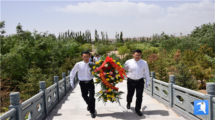 七一”前夕，白銀市紀委監(jiān)委機關黨委組織黨員來到紅軍西路軍景泰烈士陵園開展主題黨日活動。 朱鵬拍攝_副本.jpg