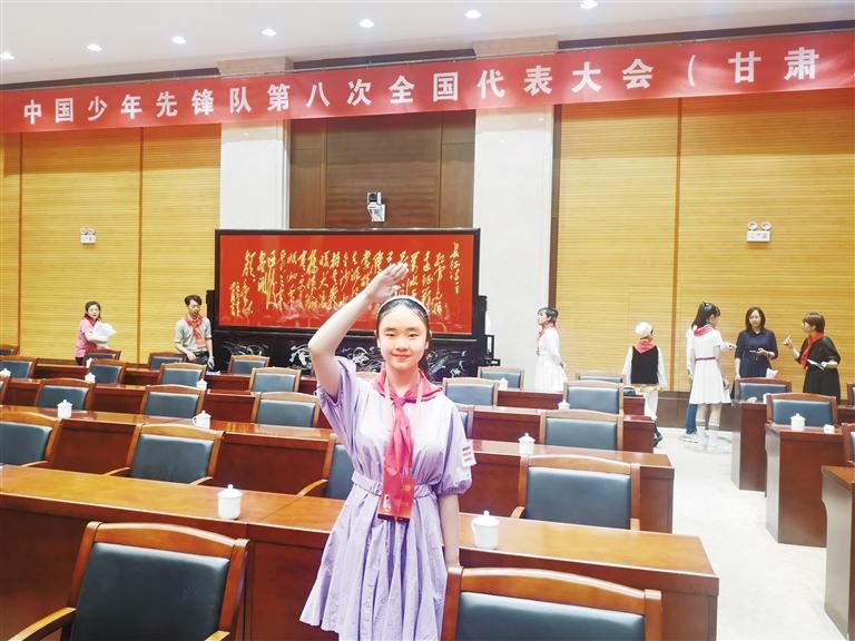 代表蘭州少先隊員參加全國少代會——這個小姑娘，攢勁！