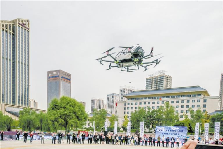超酷、超刺激！智能駕駛飛行器在蘭載人試飛
