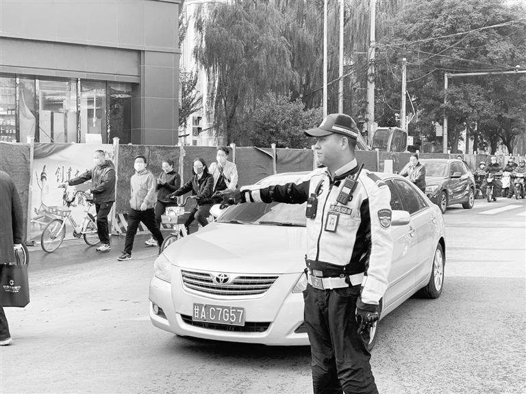 近期蘭州市區(qū)多處路段占道施工，高峰期市民請盡量繞行