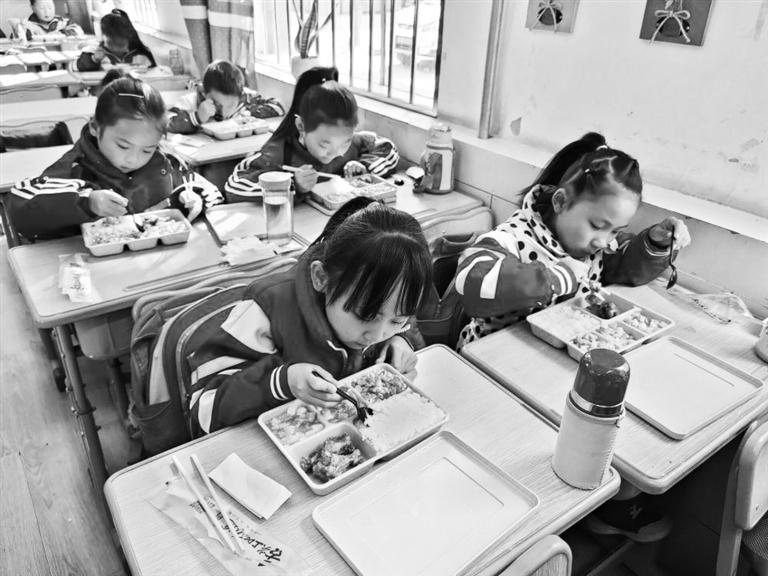 蘭州西固區(qū)兩所學(xué)校試點學(xué)生營養(yǎng)午餐供餐服務(wù)