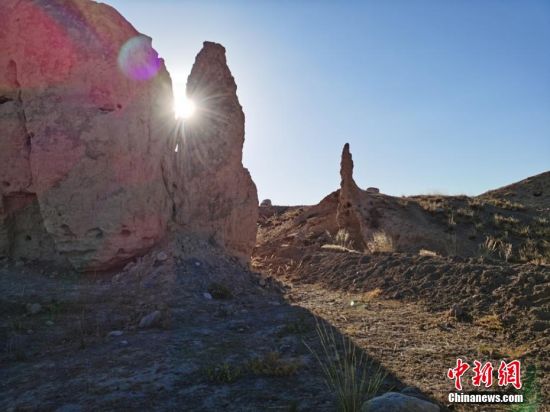 山丹境內(nèi)的長城是由壕塹和山險為主的漢長城和黃土墻體為主的明長城兩部分組成。 翟繼宗 攝