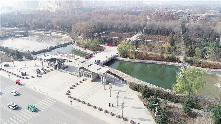 　初冬時節(jié)，臨夏市東郊公園里,楓樹、松柏、云杉等樹木色彩斑斕