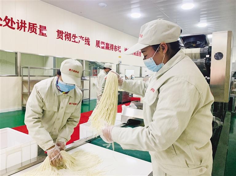 蘭州市規(guī)?；懊鏃l加工項(xiàng)目”投入運(yùn)營(yíng) 將配送到市區(qū)280多家直營(yíng)店