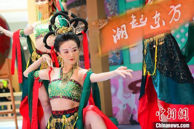 圖為今年9月5日，在重慶亮相的敦煌博物館“潮起東方”主題活動(dòng)現(xiàn)場(chǎng)。敦煌博物館供圖