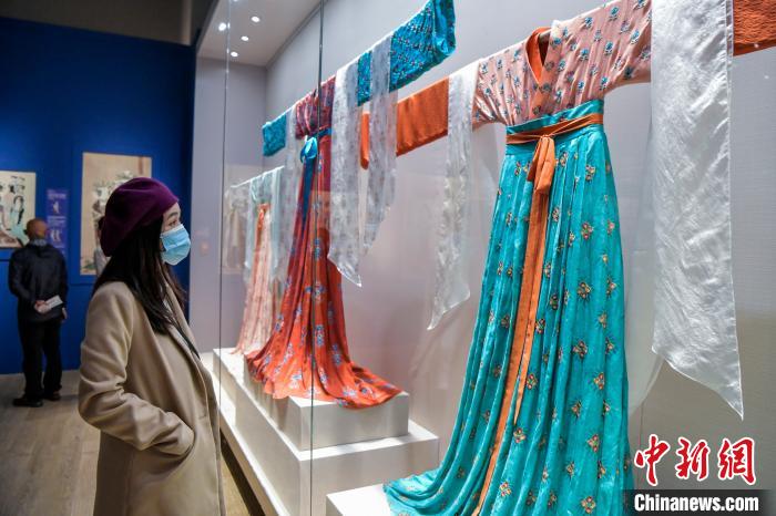 觀眾在參觀唐代服飾?！●樤骑w 攝