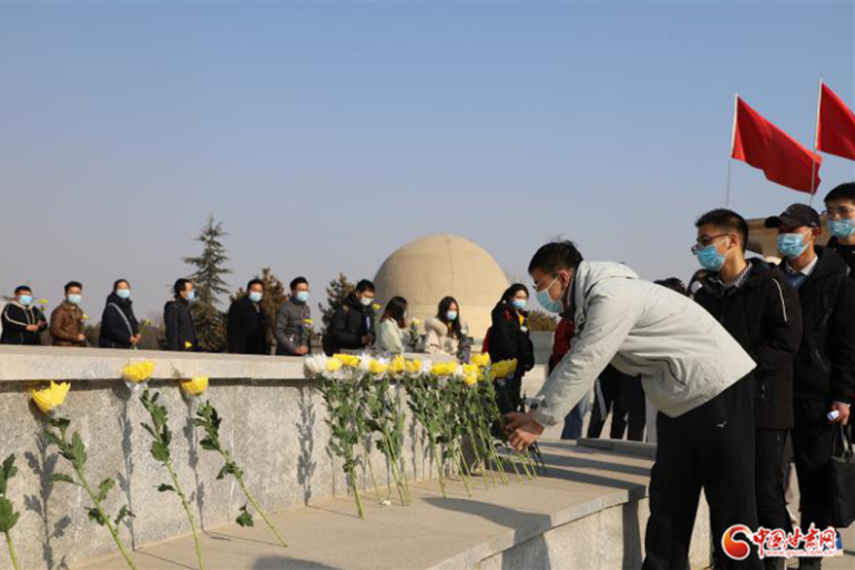 緬懷革命烈士 重溫紅色記憶———甘肅省延安精神研究會聯(lián)合蘭大教育部思政工作創(chuàng)新發(fā)展中心開展主題教育實(shí)踐活動