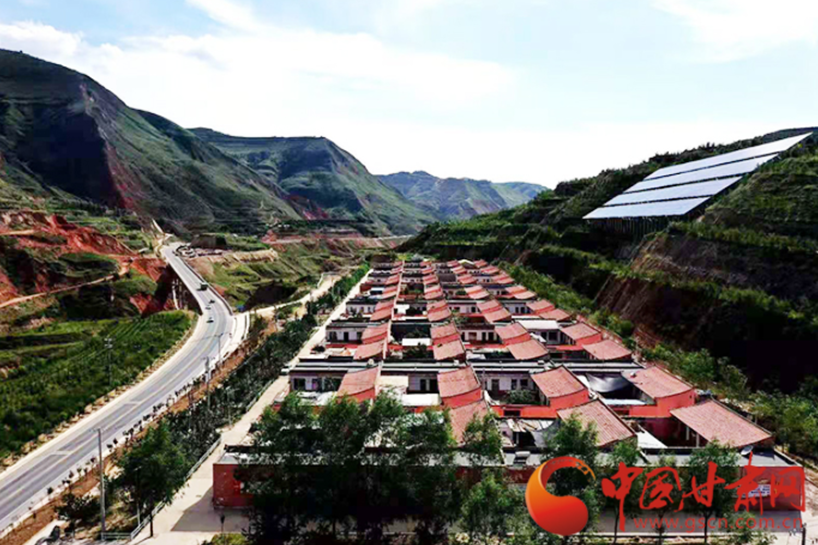 中央廣播電視總臺(tái)《擺脫貧困》欄目攝制組深入布楞溝村拍攝脫貧攻堅(jiān)專題微視頻