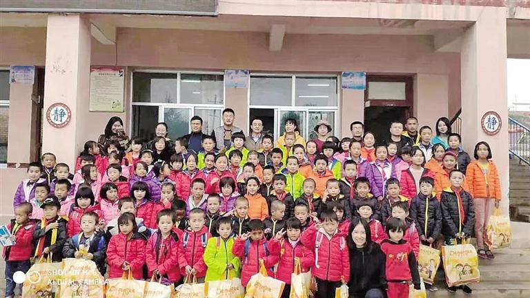 嚴(yán)冬里跨越2000多公里的愛——記臨夏州東鄉(xiāng)縣考勒鄉(xiāng)當(dāng)土小學(xué)愛心衣物捐贈活動