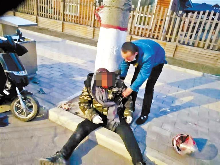 蘭州：騎摩托車男子清晨撞傷 熱心“的哥”全力救助！