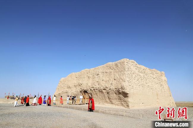 數(shù)十位身著古裝的女性通過體驗(yàn)賞漢舞、習(xí)漢禮、吟誦詩詞等中華傳統(tǒng)文化，再現(xiàn)古絲綢之路的繁華盛景?！⊥踺?攝