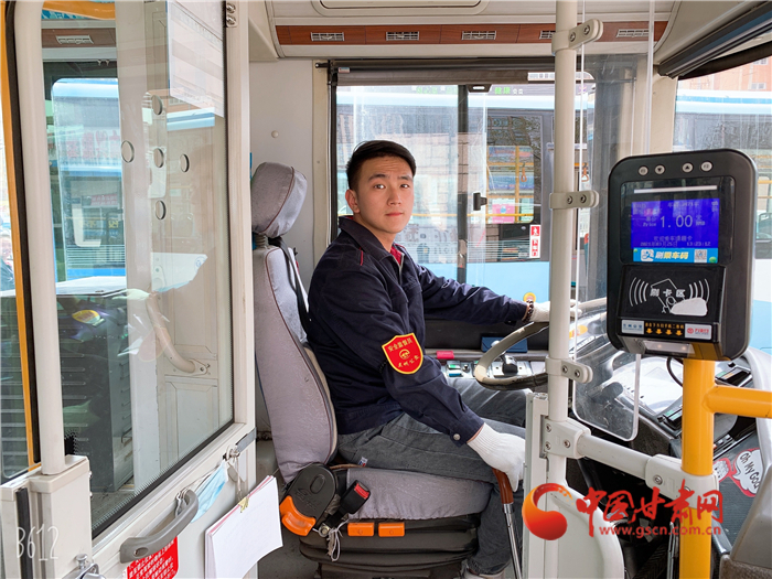 蘭州網(wǎng)紅公交司機(jī)賈鑫東：抖音上展示陽(yáng)光向上的公交人