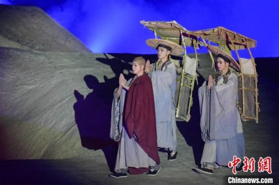 圖為演出現(xiàn)場，該劇獨創(chuàng)360度旋轉(zhuǎn)并前后移動觀眾席，顛覆傳統(tǒng)劇場舞臺表演模式?！⊥醣筱y 攝