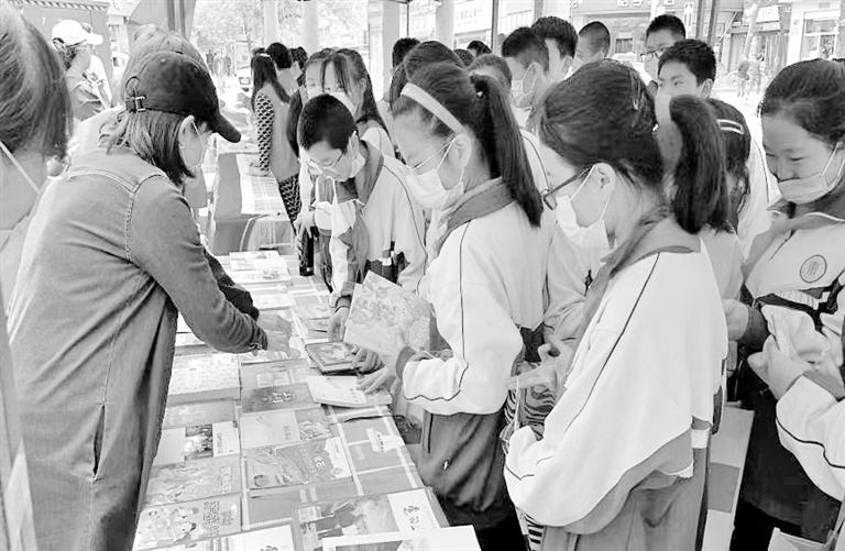 蘭州正寧路社區(qū)：共享集市“圖書(shū)漂流” 讓紅色黨史薪火相傳