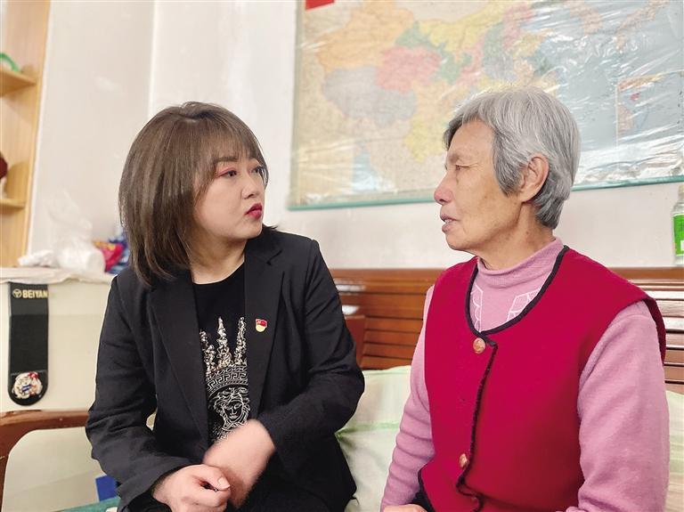 敦煌路街道任家莊街東社區(qū)黨委書記、居委會(huì)主任譚莉：我們必須成為老百姓?qǐng)?jiān)強(qiáng)的后盾