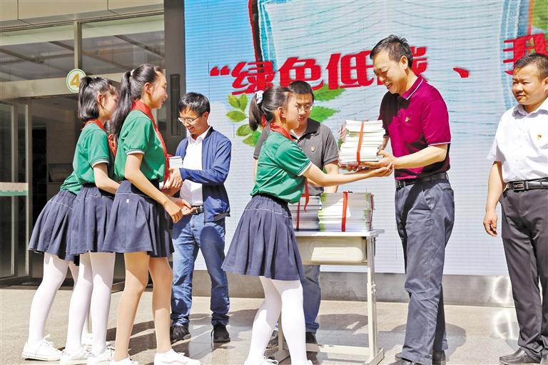 甘肅省生態(tài)環(huán)境廳開(kāi)展送書(shū)進(jìn)?；顒?dòng)