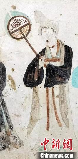 “一把小扇在手，笑對(duì)仲夏酷暑?！眻D為莫高窟第468窟《執(zhí)團(tuán)扇女供養(yǎng)人》(中唐)?！《鼗脱芯吭汗﹫D