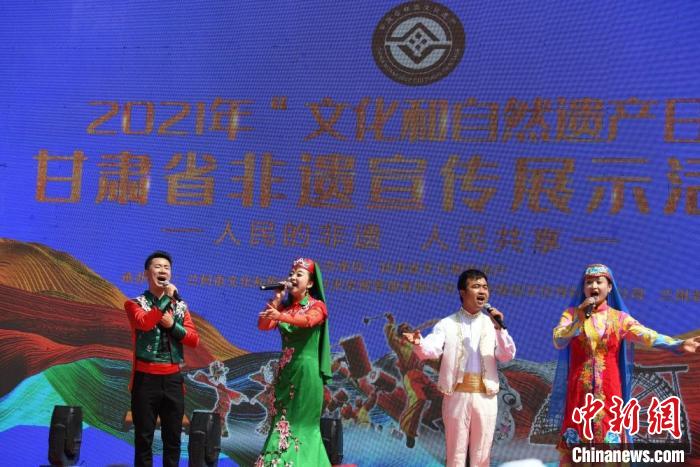 圖為甘肅臨夏回族自治州非遺傳承人演唱花兒?！钇G敏 攝