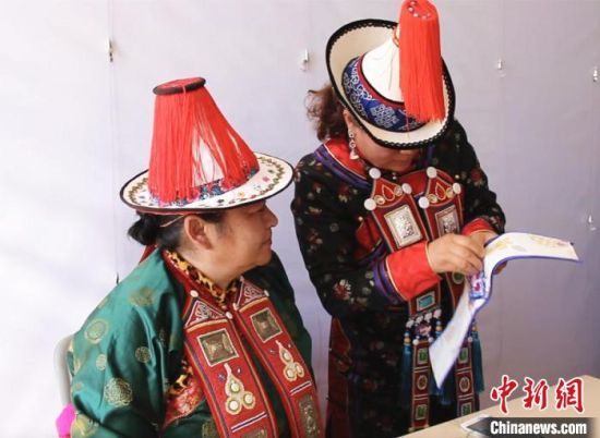 圖為用活態(tài)傳習(xí)的模式促進(jìn)裕固族非物質(zhì)文化遺產(chǎn)的保護(hù)傳承?！∈缝o靜 攝