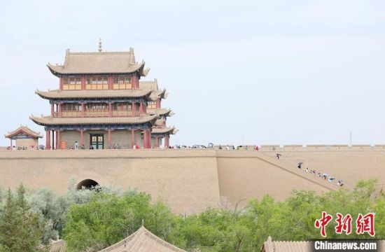 歷經(jīng)數(shù)十載保護修繕的古老關(guān)城得以延年益壽，成為了海內(nèi)外游客“絲路游”的必經(jīng)打卡地?！「哒?攝