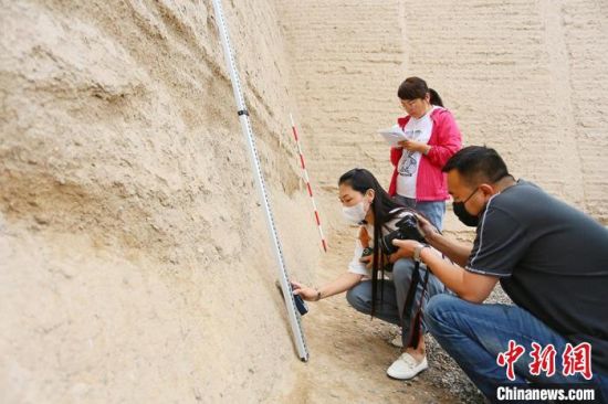 科技保護讓長城價值的真實性和完整性得到有效延續(xù)和傳承。圖為文物工作者正在測量關(guān)城的相關(guān)數(shù)據(jù)?！「哒?攝