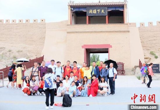 歷經(jīng)數(shù)十載保護修繕的古老關(guān)城得以延年益壽，成為了海內(nèi)外游客“絲路游”的必經(jīng)打卡地?！「哒?攝