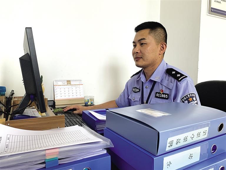 “身為黨員，就應(yīng)該第一個(gè)往前沖”