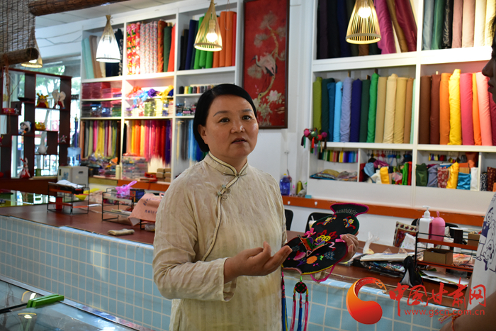 【蘭大新聞學(xué)子重走西北角】香包傳承人劉蘭芳：飛針走線，傳承匠心 
