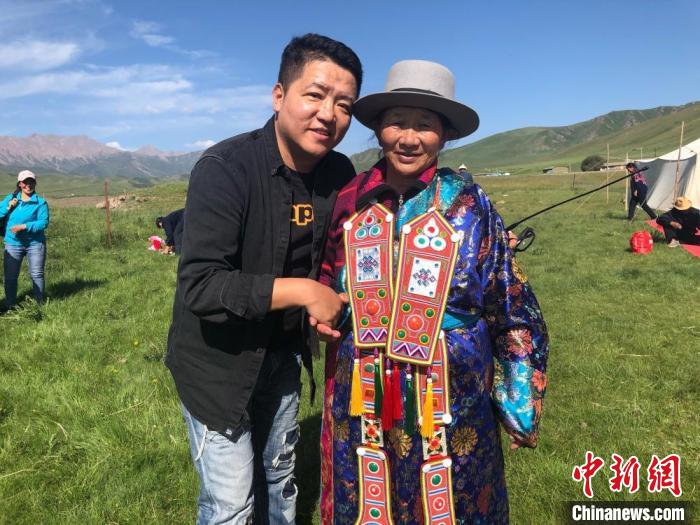 圖為拍攝紀(jì)錄片《西茂的婚禮》期間，張輝剛(左)與裕固族老人合影留念。(資料圖) 張輝剛供圖