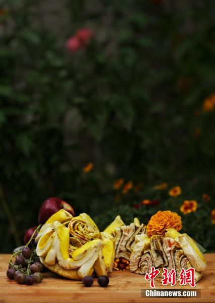 圖為做好的月餅，狀似玫瑰，切開后層層疊疊，色彩斑斕。張文 攝