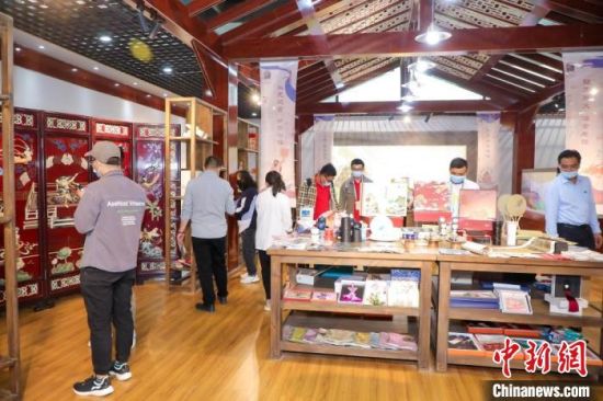 圖為甘肅“一會一節(jié)”期間，位于敦煌的天水市展館中，民眾觀賞文創(chuàng)產(chǎn)品?！「拭C省文化和旅游廳供圖