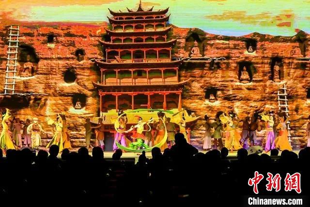 開幕式文藝展示“相約敦煌”，通過數(shù)字技術(shù)將莫高窟“搬到”演出現(xiàn)場?！「拭C省文化和旅游廳供圖